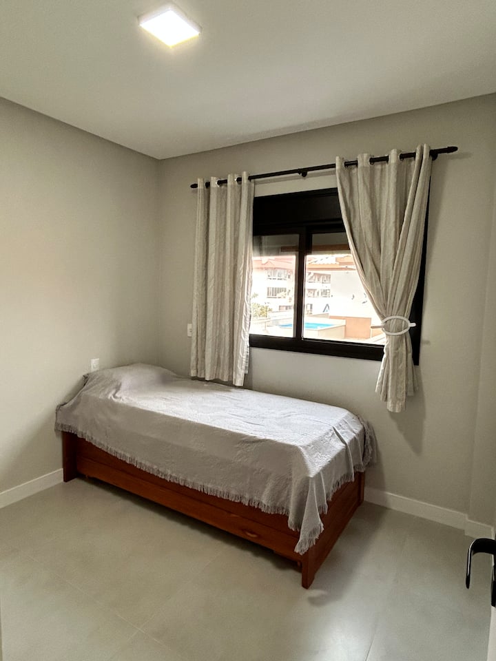 Стая с 2 единични легла и климатик.