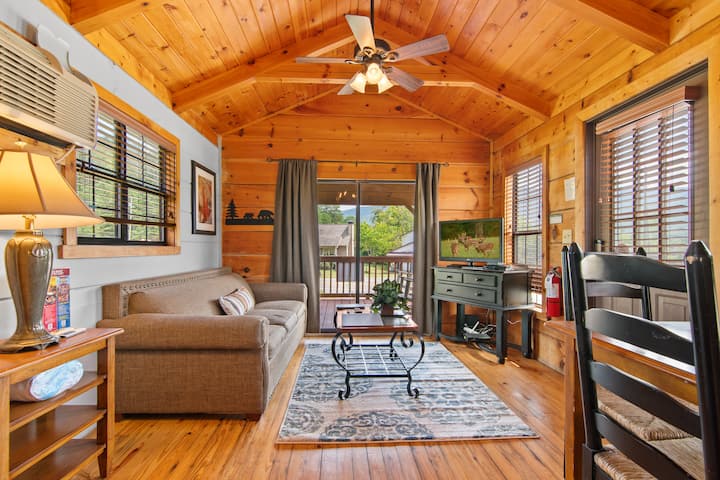 Calvery-tiny Home (Near Pigeon Forge) - Wears Valley, TN