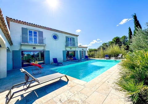 Villa 200 m², view, near Uzès, air conditioning, 5 bedrooms, pool