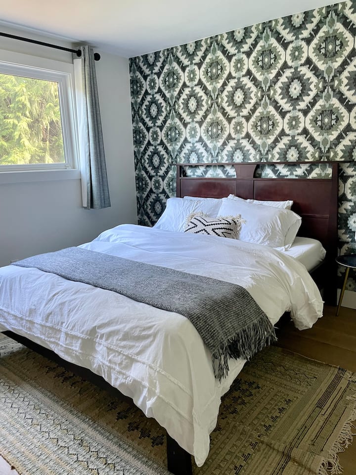 חדר שינה ראשי בקומה השנייה