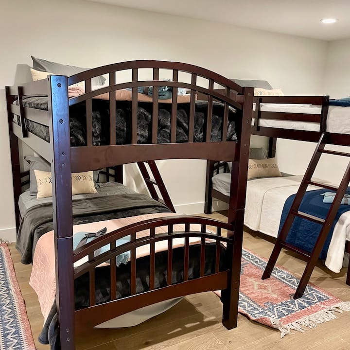 חדר שינה קומתיים.  למטה עם שש מיטות יחיד.