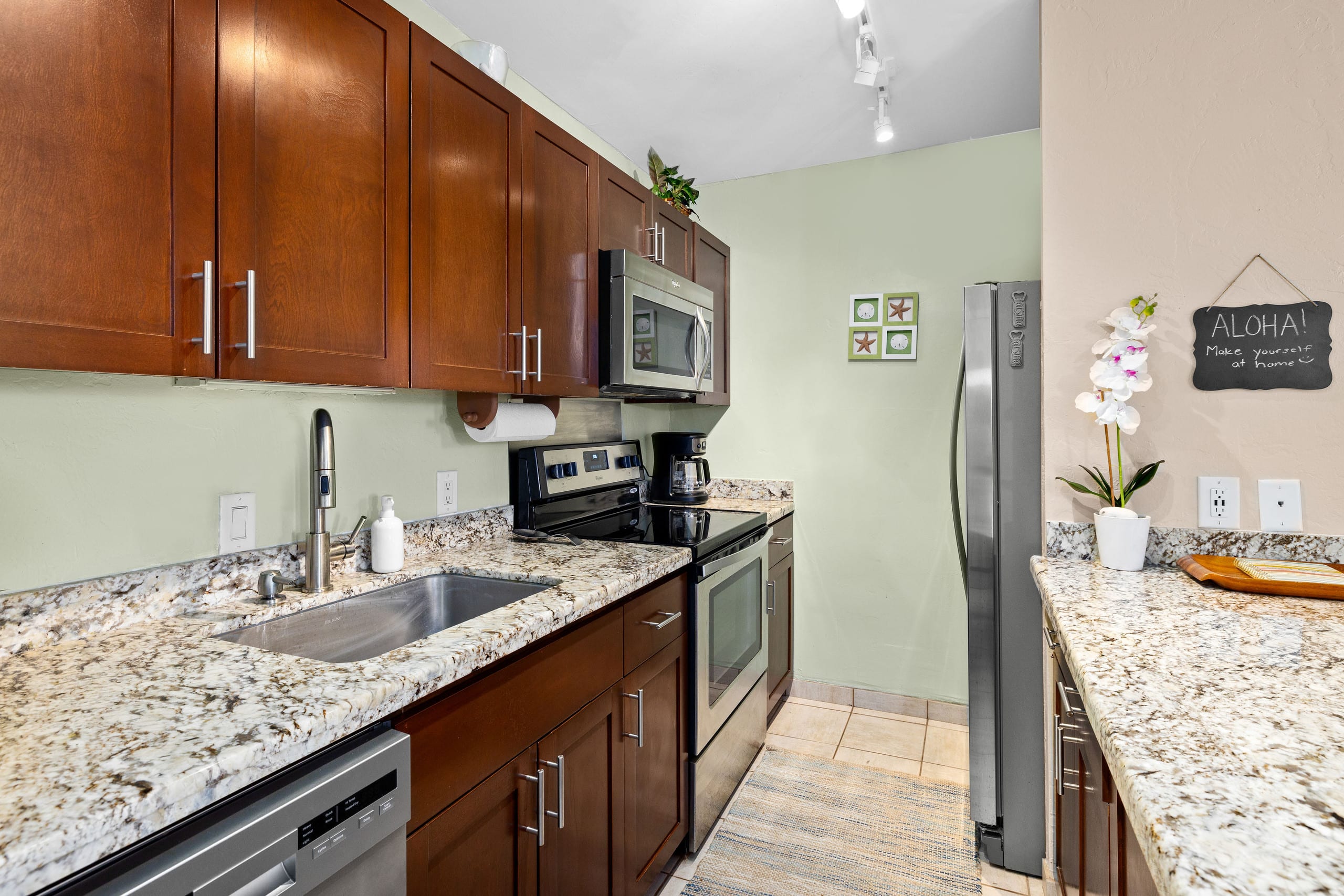 Condo in Kailua-Kona · ★4.82 · 1 bedroom · 2 beds · 1 private bath - Image 8