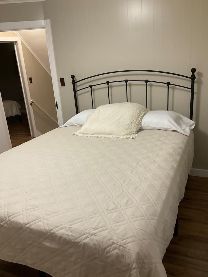 Საძინებელი 2 152 × 203 სმ ზომის საწოლით 