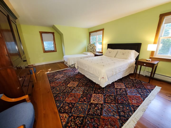 Dormitorio 1 - Perfecto si hay un niño con padres. Hay una cama tamaño queen, con una cama individual disponible. El vestidor grande tiene un paquete y juego para un bebé.