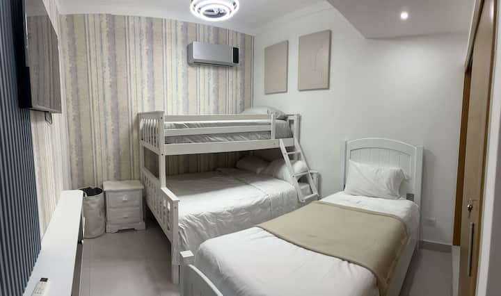 Krevat dopio mbi krevat dopio dhe krevat dopio të ndarë me ajër të kondicionuar dhe televizor inteligjent 