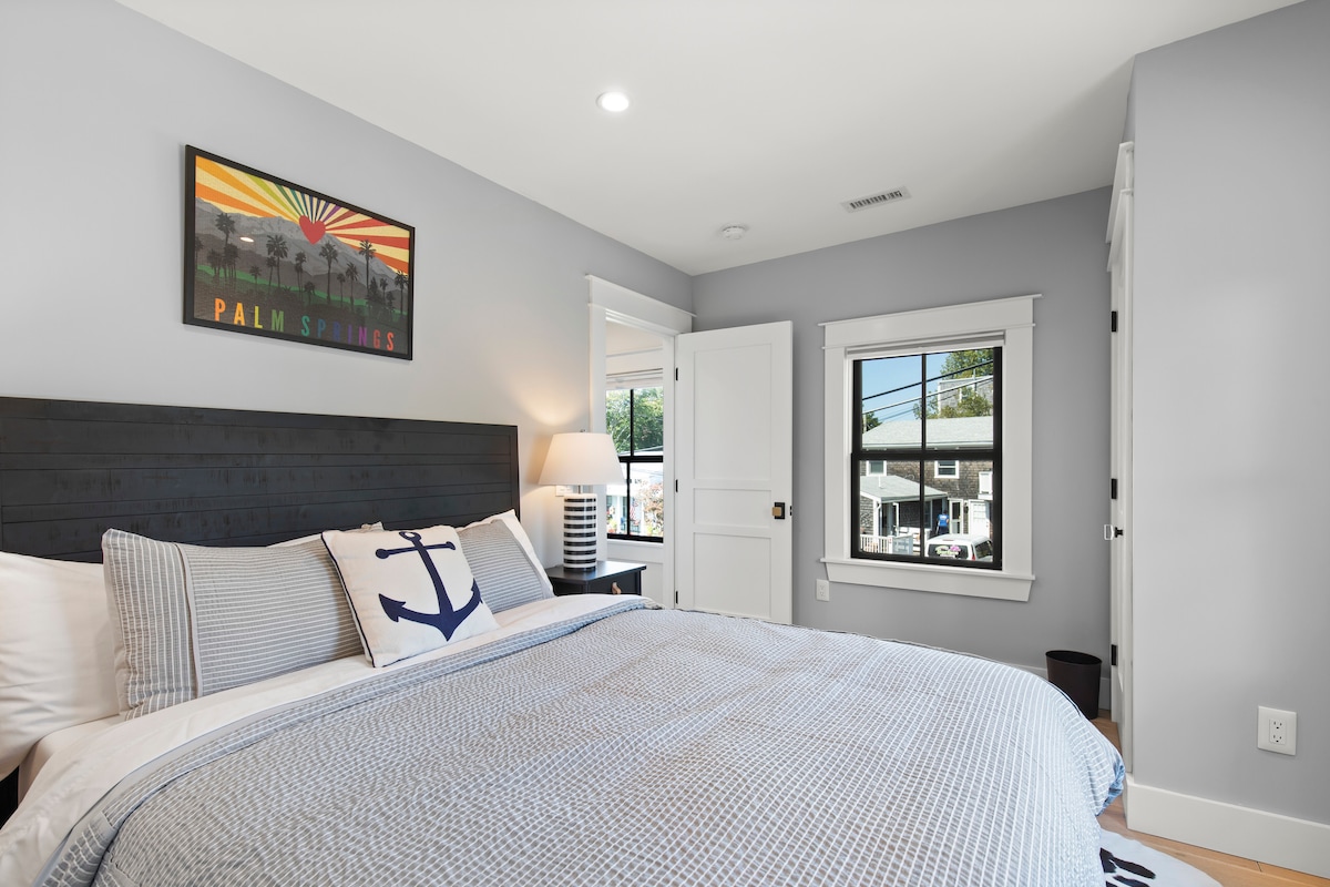 جرب المزيج المثالي من الراحة والأناقة في غرفة النوم الساحرة هذه، حيث يدعوك سرير كوين الفاخر إلى الغرق في البياضات الفخمة والاسترخاء بعد يوم من المغامرة.