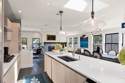 Luxury Condo | Steps to Ferry | Parking + Roofdeck