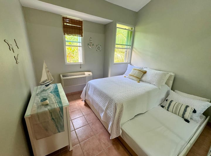 Izba s jednou manželskou posteľou a jednou rozkladacou dvojlôžkovou posteľou. Klimatizácia