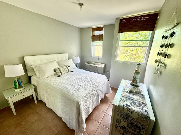 Svetlá a útulná izba s pohodlnou manželskou posteľou. Klimatizácia