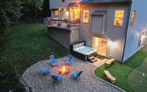 Family Weekend Retreat~Hot Tub~Game Room~Putt Putt