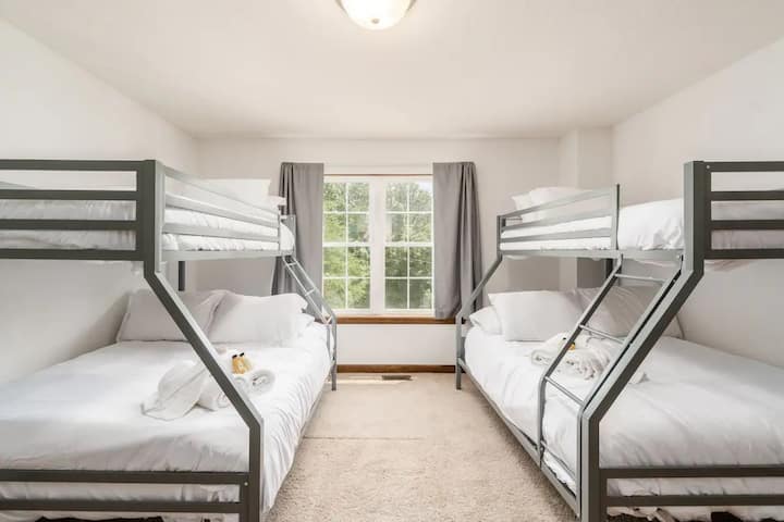 Crea recuerdos duraderos en nuestra encantadora habitación con literas, donde arreglos cómodos para dormir y un ambiente lúdico esperan a tu grupo o familia.