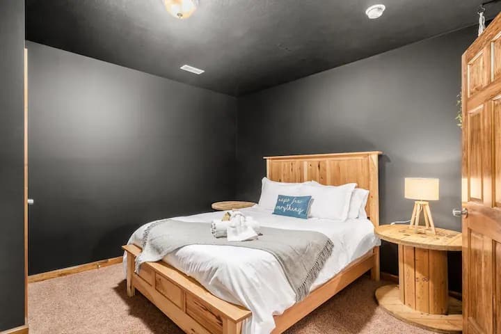 Nuestro encantador dormitorio oscuro incluye toques cuidados como lámparas de noche y una acogedora manta, lo que lo convierte en un refugio perfecto.