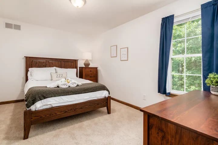Siéntete como en casa en nuestro elegante dormitorio, equipado con una cómoda cama queen y sábanas suaves y de alta calidad.