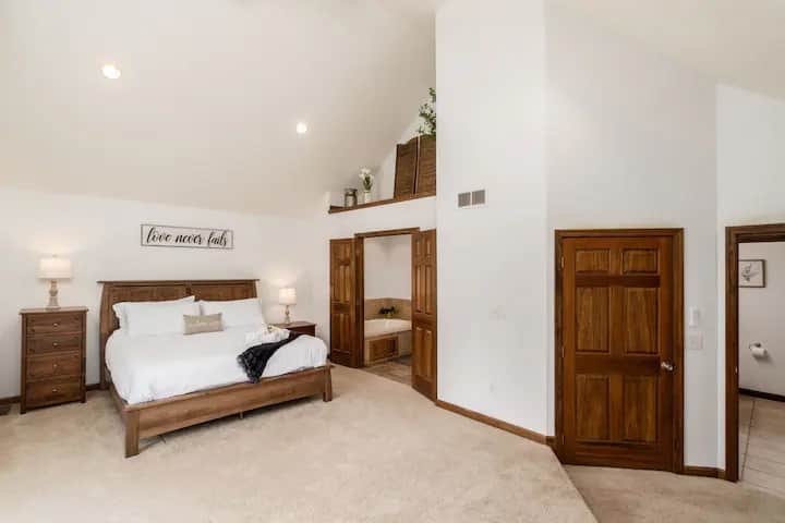 Duerme profundamente en nuestro tranquilo dormitorio, con una lujosa cama tamaño king y una decoración serena para la máxima relajación.