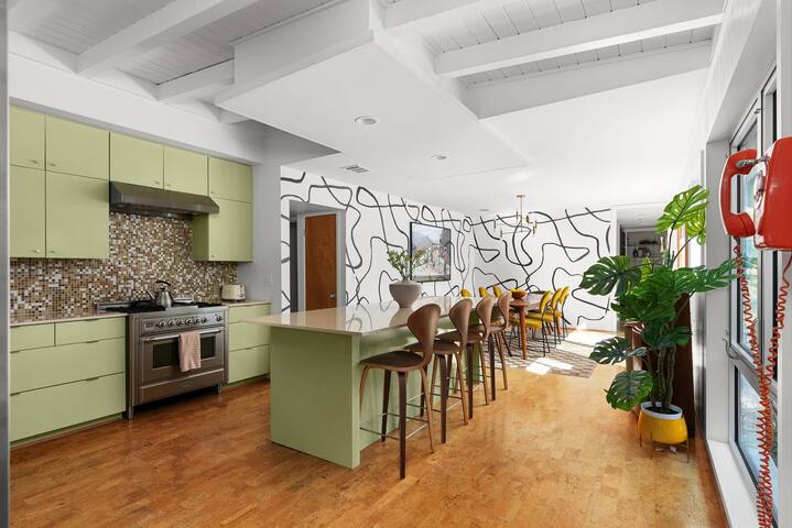 MidMod Bungalow 5BR Heated Pool gallery image 3