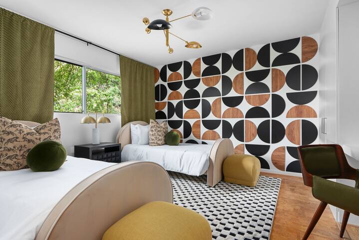 MidMod Bungalow 5BR Heated Pool gallery image 4