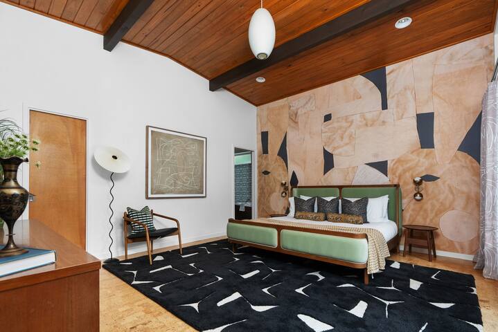 MidMod Bungalow 5BR Heated Pool gallery image 2