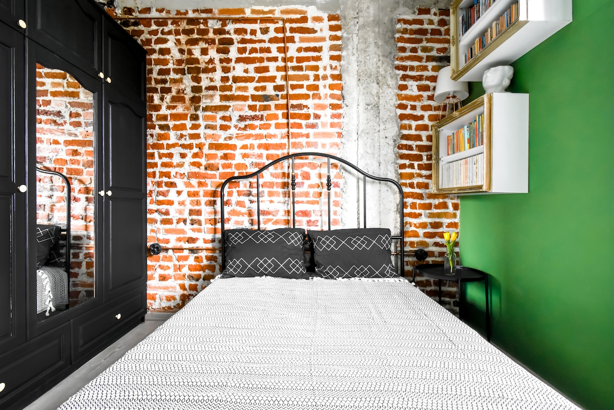 Спалната соба нуди мешавина од удобност и живописен декор. Опуштете се со нашите опции за забава и уживајте во слободното време.  Резервирајте го вашето мирно одморалиште сега!