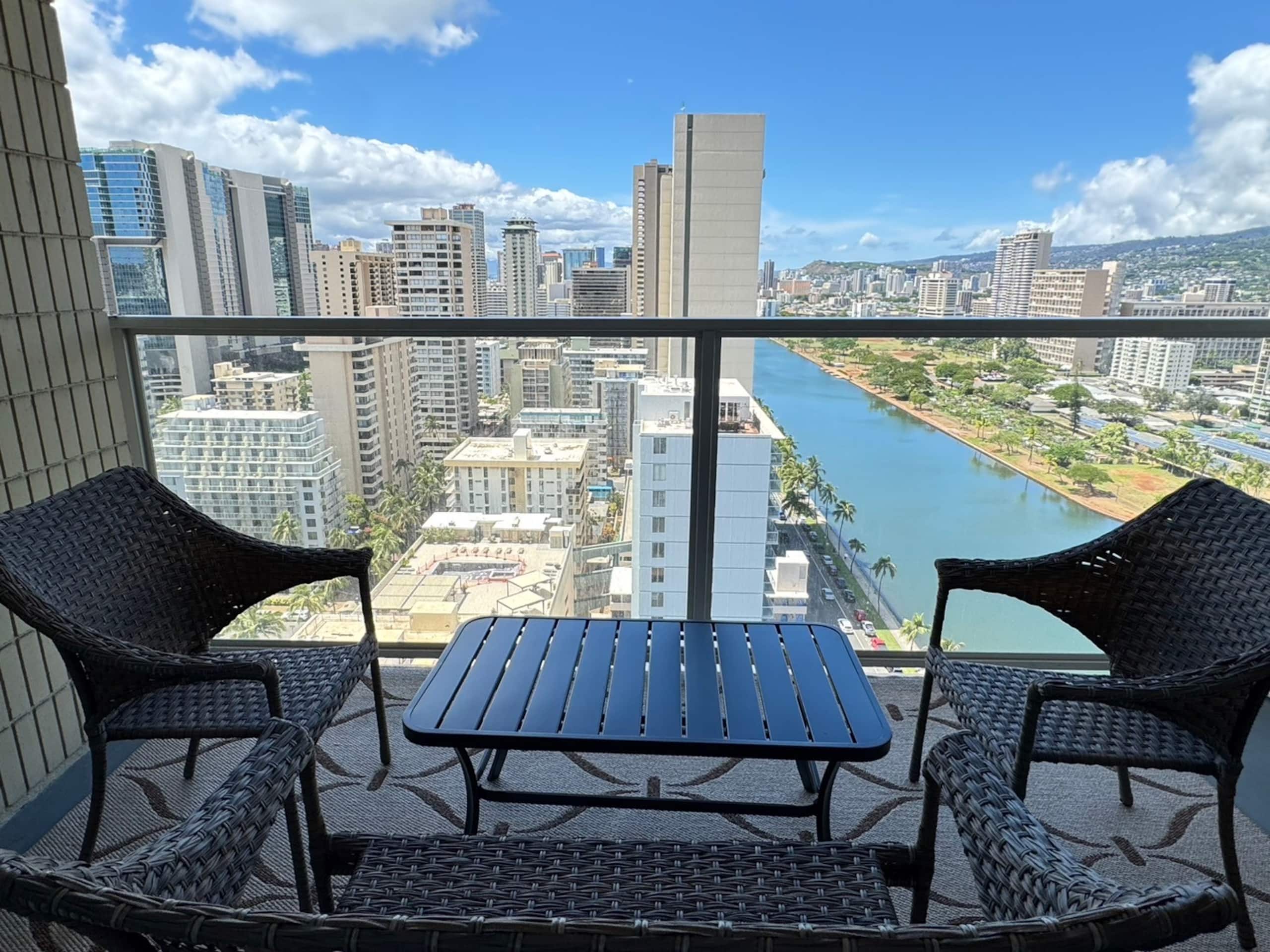 #26FL Private Studio w/Balcony in Central Waikiki! - Image 10