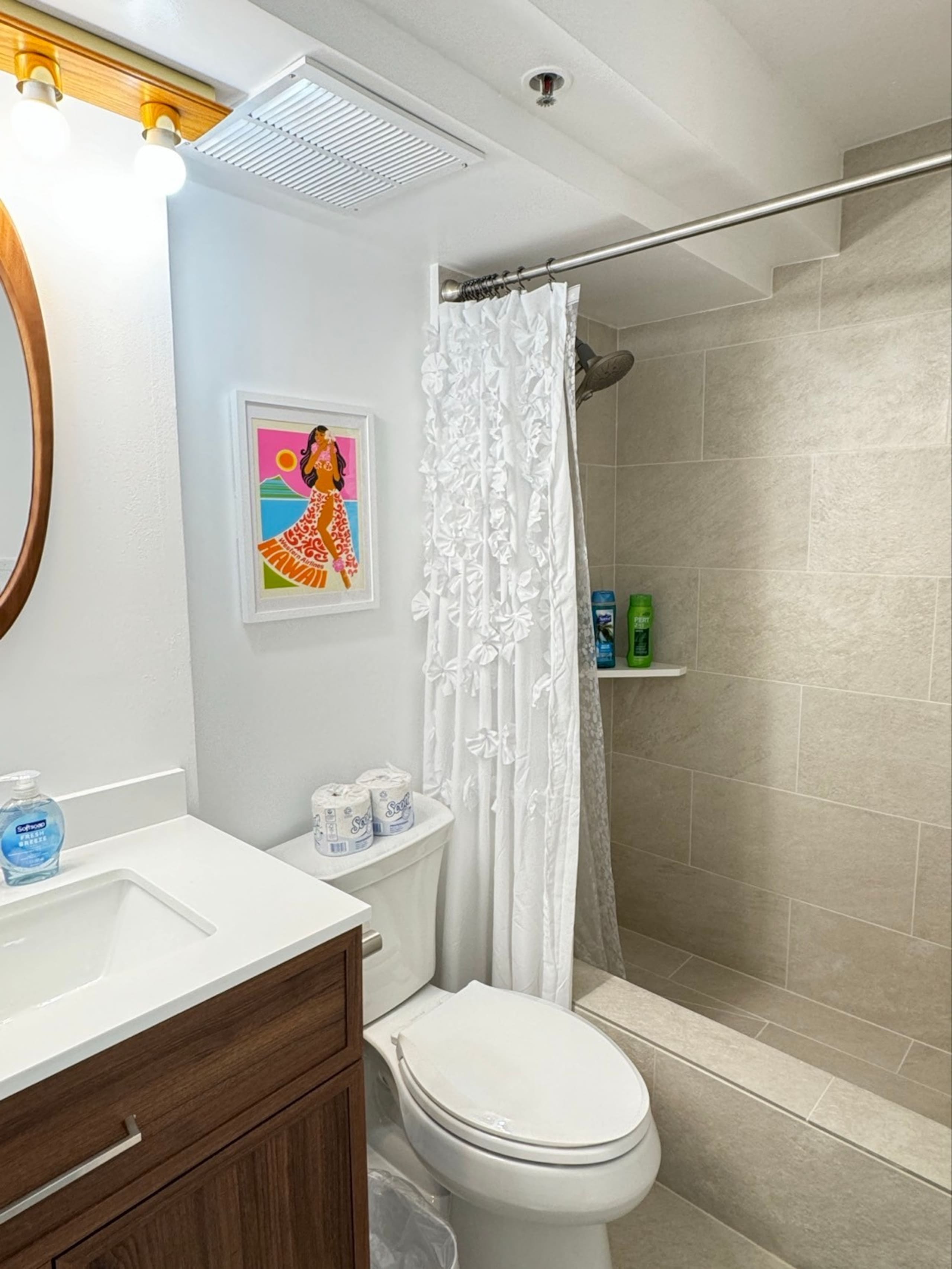 Private studio with Balcony  in Center of Waikiki! - Image 20