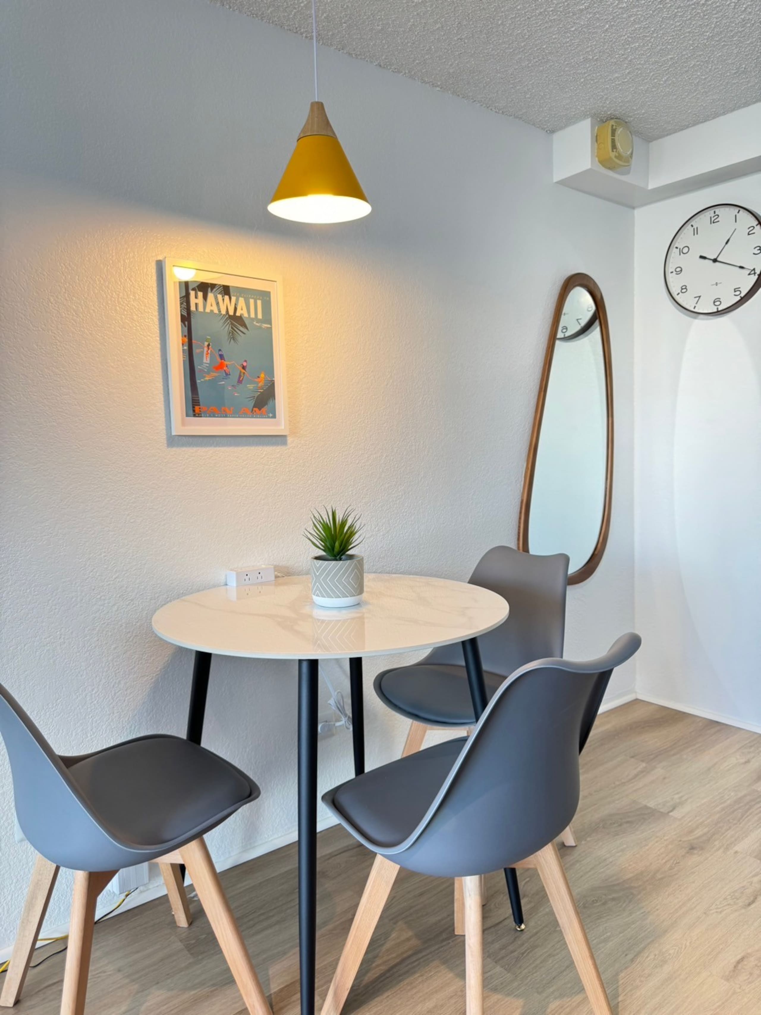 Private studio with Balcony  in Center of Waikiki! - Image 18