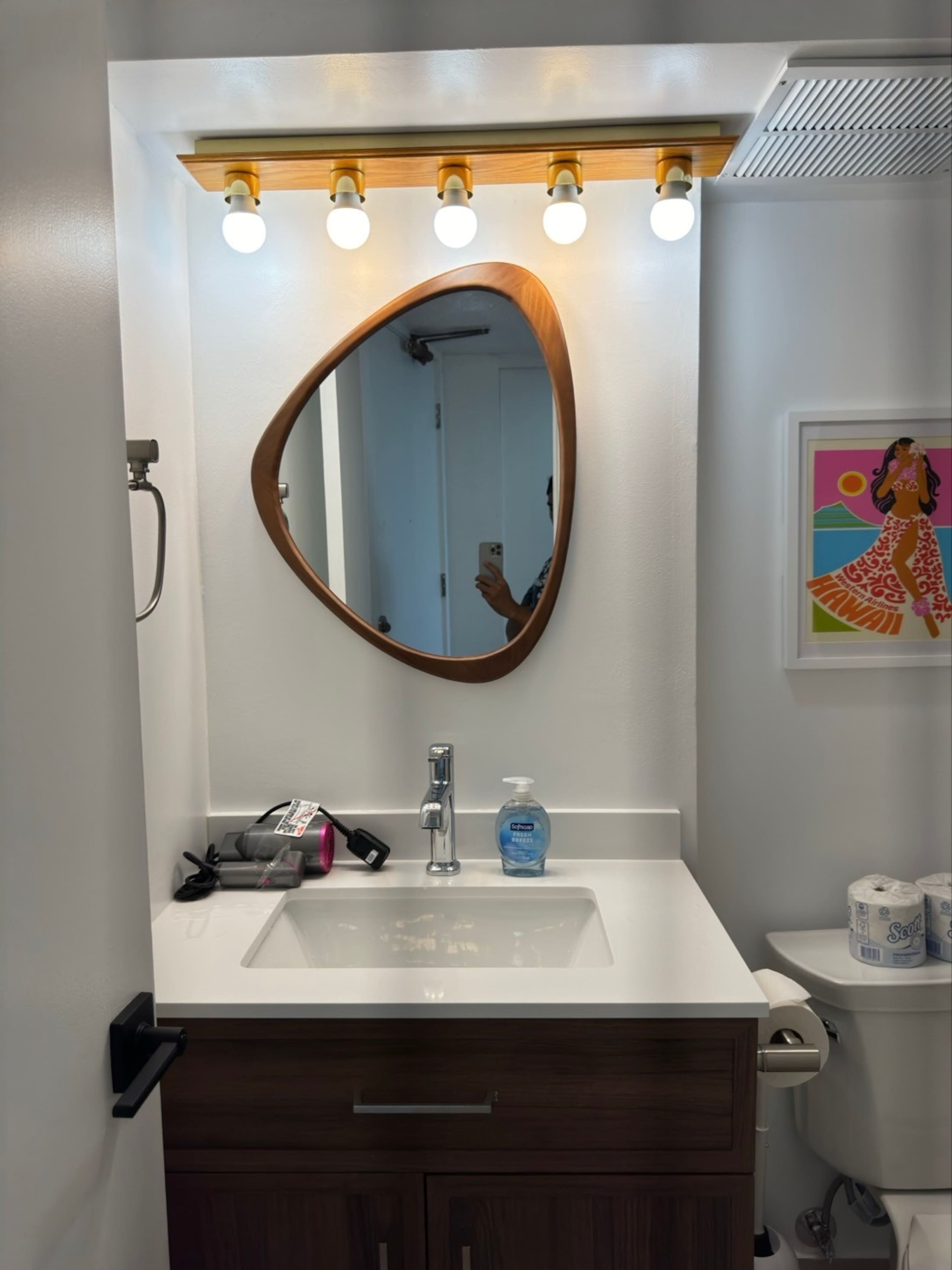Private studio with Balcony  in Center of Waikiki! - Image 19