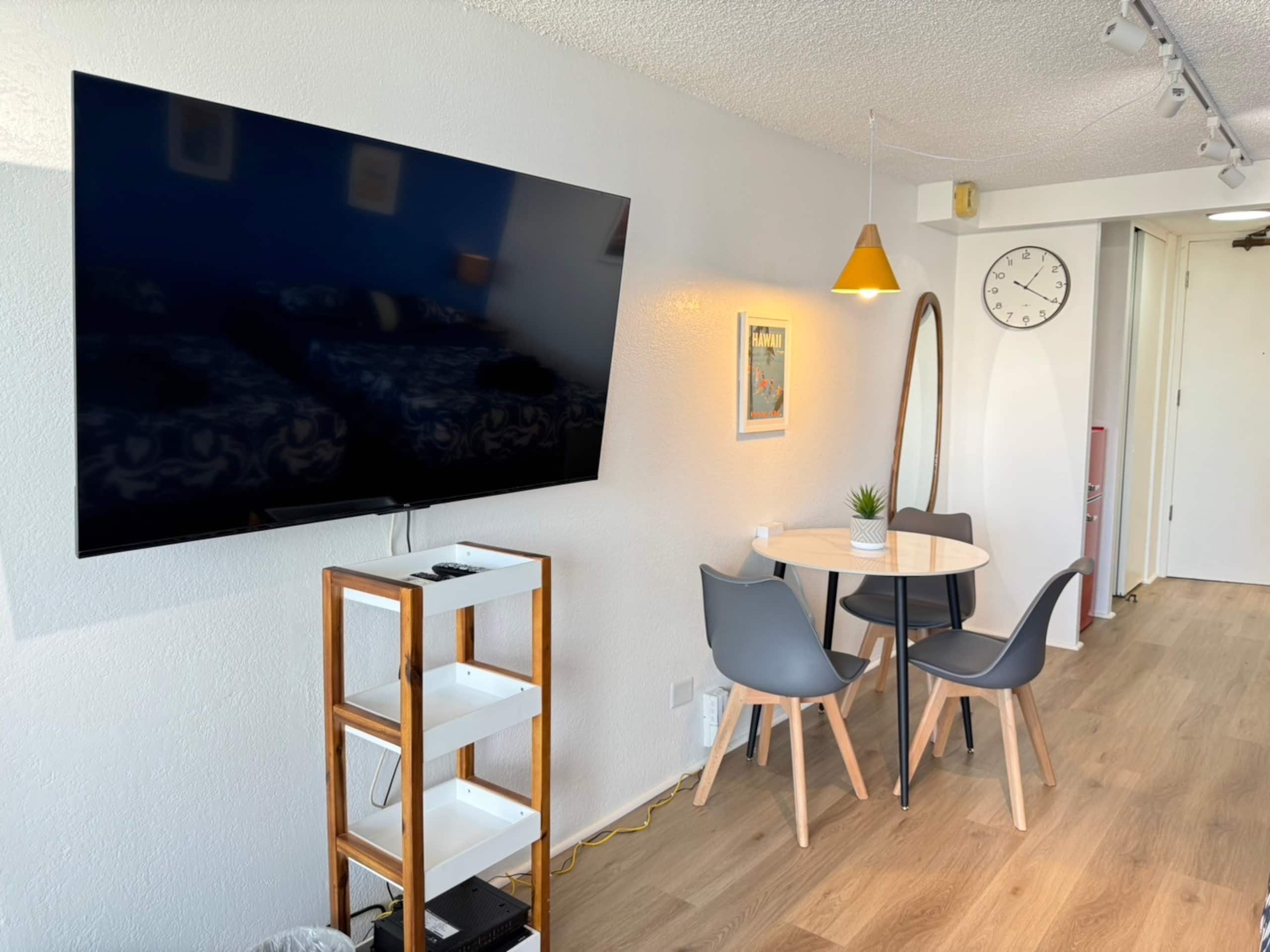 Private studio with Balcony  in Center of Waikiki! - Image 16