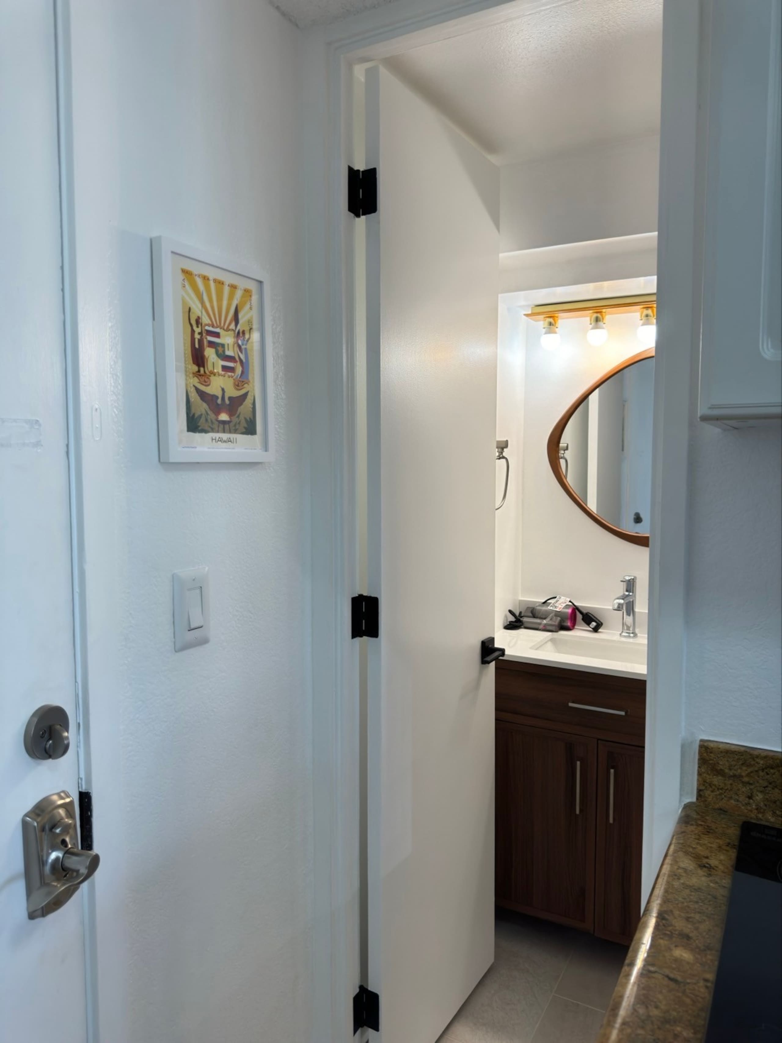 Private studio with Balcony  in Center of Waikiki! - Image 41
