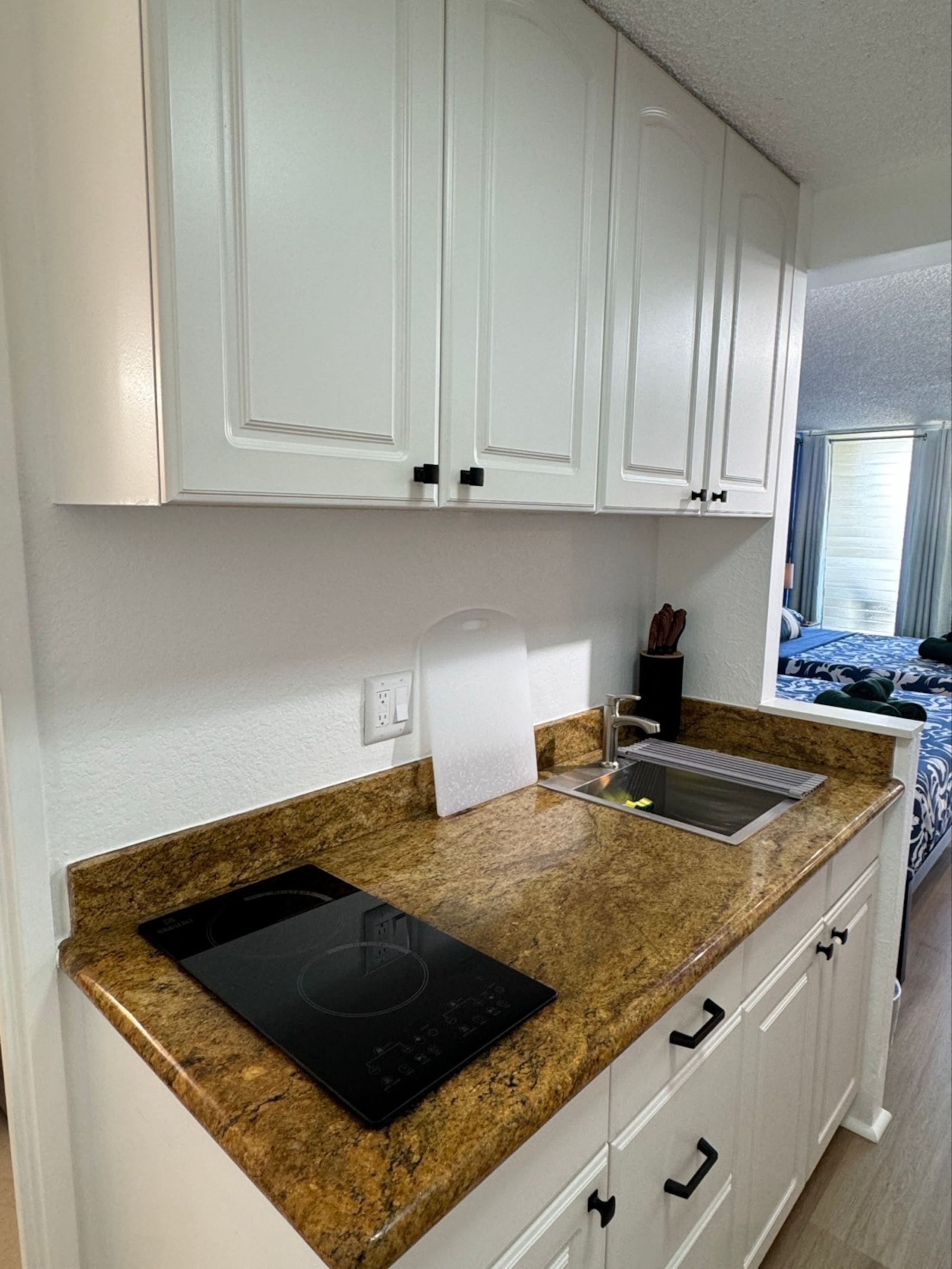 Private studio with Balcony  in Center of Waikiki! - Image 1