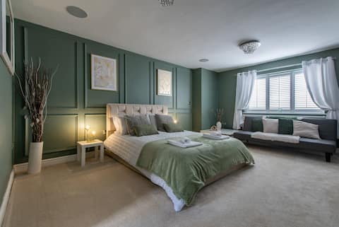 5 Bedroom house with Games Room!