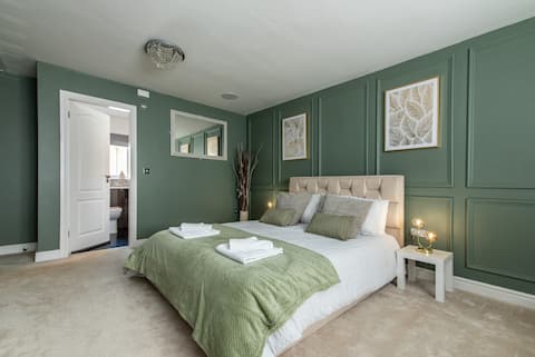 5Bed Games Room & Slide! Fast Wifi Free Parking!