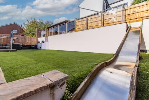 5Bed Games Room & Slide! Fast Wifi Free Parking!