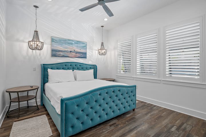 King Suite 1 (mabafu yote ya kujitegemea yaliyoambatishwa) - Televisheni imewekwa kwenye ukuta