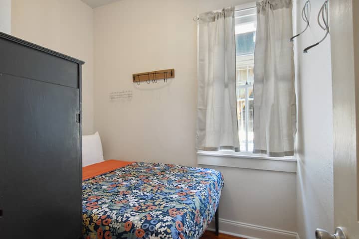 Do tretej malej spálne sa zmestí manželská posteľ a šatník.  Je to ideálne miesto na útulný spánok!