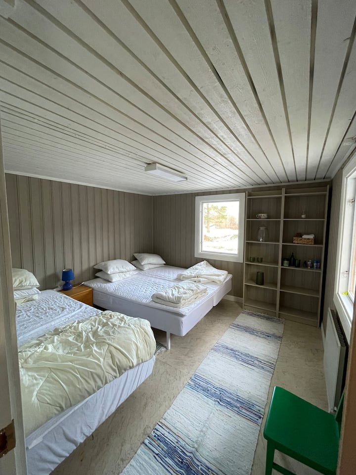 Спална соба во гостинската куќа, 2 x 90 см кревети и 1 x 105 см кревет