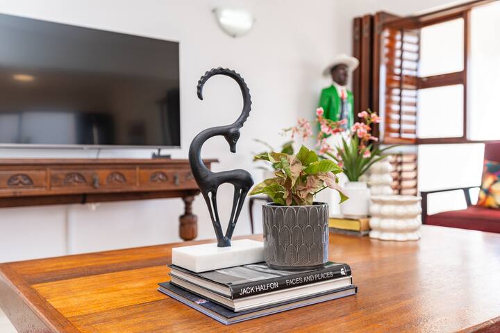 Stunning 3 Bedroom Beachfront Apartment + Parking gallery image 2