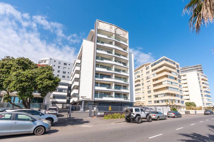 Stunning 3 Bedroom Beachfront Apartment + Parking gallery image 4