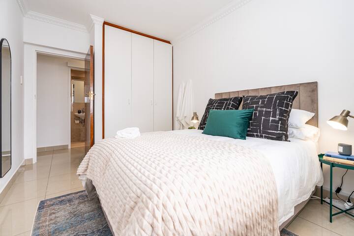 Stunning 3 Bedroom Beachfront Apartment + Parking gallery image 3