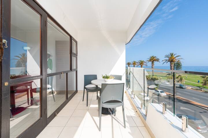 Stunning 3 Bedroom Beachfront Apartment + Parking gallery image 5