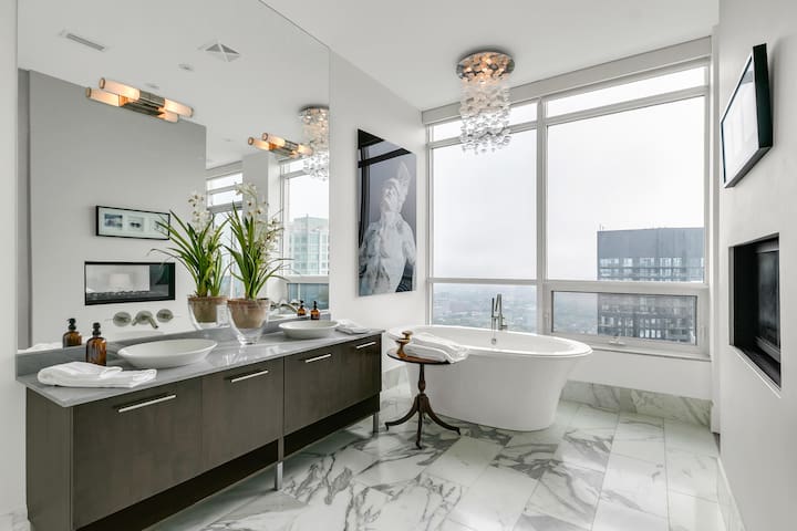 Penthouse * Rare * Stunning Views * 2500 sq ft gallery image 2