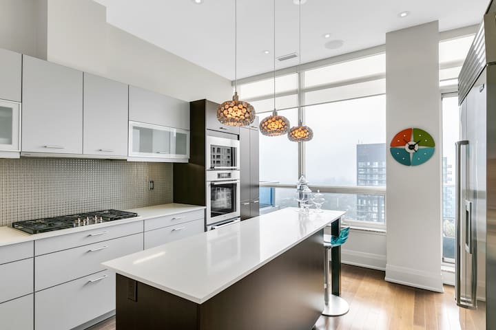 Penthouse * Rare * Stunning Views * 2500 sq ft gallery image 3