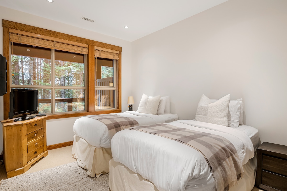 Featuring two twin beds, perfect for large groups. The room is equipped with a TV for added comfort