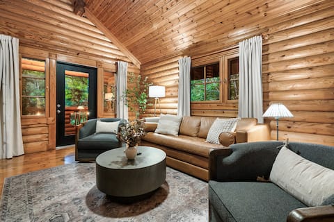 Popular Airbnb listing: King Bed• Hot Tub• Fire Table•1.3 Miles to Parkway in Pigeon Forge