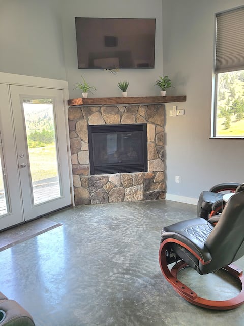 Successful Airbnb property: Private Cabin, easy river access in Great Falls
