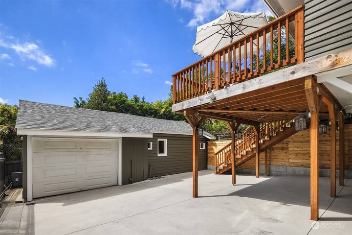 Charmer in Historic Capitol Hill w SpaceNeedleView gallery image 5