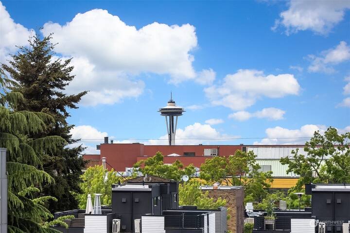 Charmer in Historic Capitol Hill w SpaceNeedleView gallery image 3