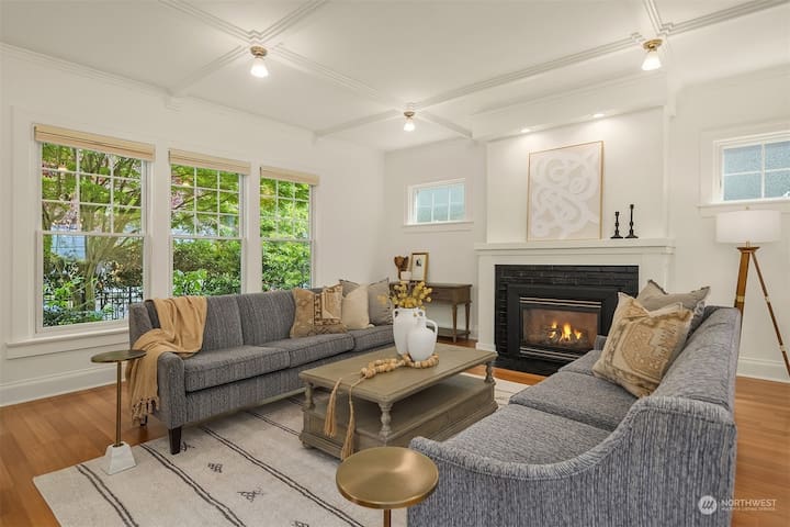 Charmer in Historic Capitol Hill w SpaceNeedleView gallery image 2