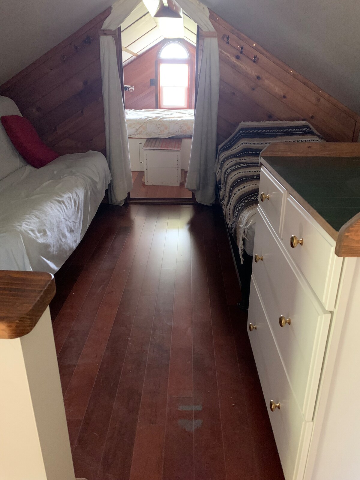 السرير الفردي في المقدمة على اليمين، والسرير المزدوج في الخلف، في المنطقة المجاورة.