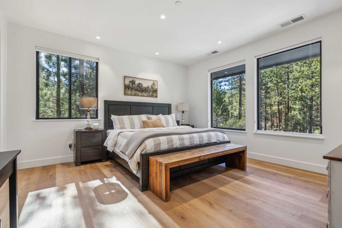 להתעורר לנופי יער עוצרי נשימה בחדר השינה השלו והמסוגנן הזה! עם מיטת קינג סייז מפוארת, עיצוב כפרי - מודרני וחלונות מהרצפה עד התקרה שמבלים אתכם בטבע. מקום מפלט שליו לחופשה בהרים!