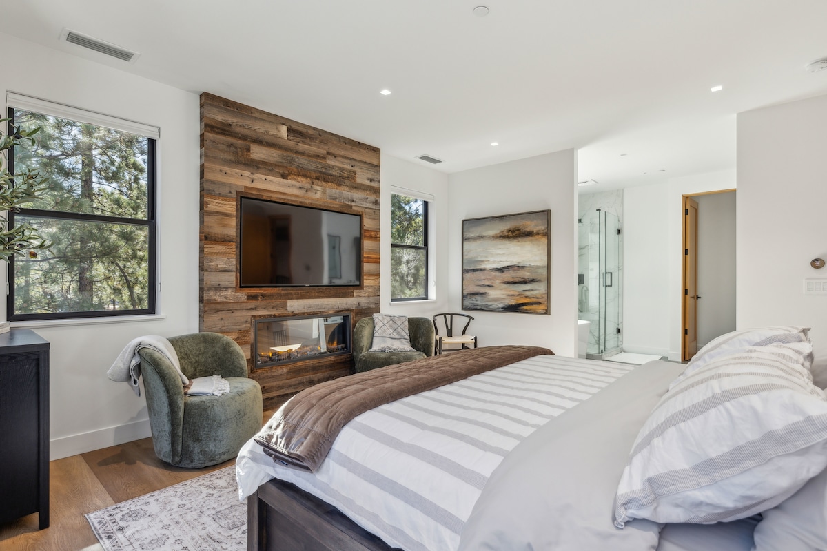 להתפנק בבריחה יוקרתית בהרים! סוויטה זו כוללת מיטת קינג סייז מפוארת, אח נוחה וקיר בידור בסגנון עץ כפרי. ליהנות מנופי יער שלווים, נוחות מודרנית וסוויטה דמוית ספא - מקום המפלט המושלם שלכם בביג בר!